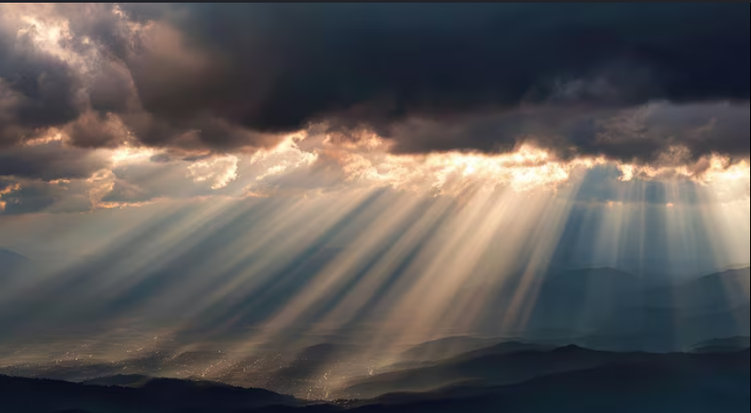 陽光穿過雲層後呈直線照射